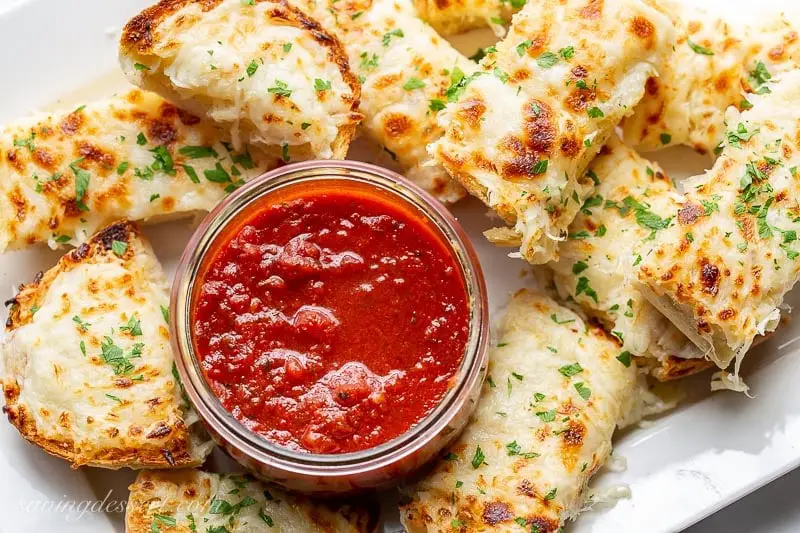 Make Cafe-Style Cheesy Garlic Bread at Home This Ramadan – A Perfect Iftar Treat