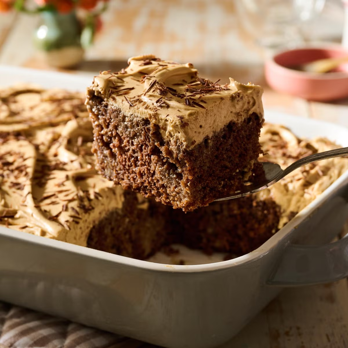 🍀 Celebrate St. Patrick’s Day with a Decadent Irish Cream Poke Cake! 🍀